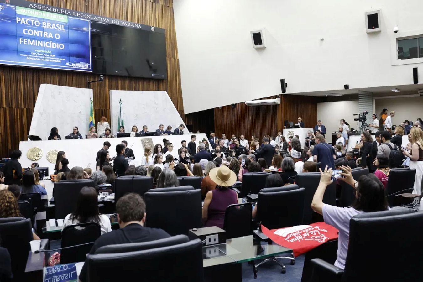 Plenário da Assembleia Legislativa do Paraná durante sessão de votação