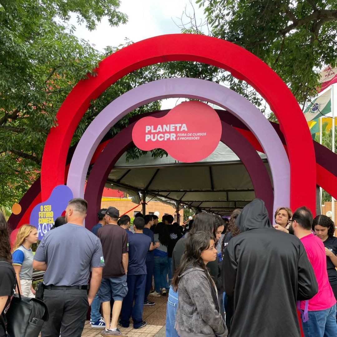 Estudantes participando de atividades práticas e imersivas durante o evento Planeta PUCPR no campus de Toledo