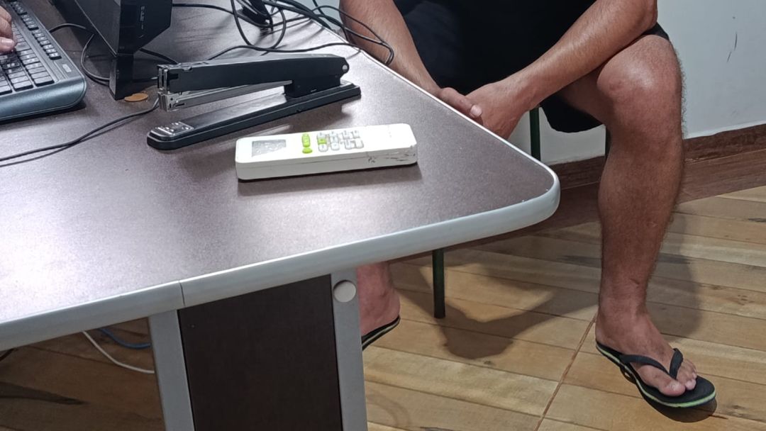 Policial Militar em frente a uma residência no bairro Vila Pioneiro, em Toledo, durante o cumprimento de mandado de prisão.