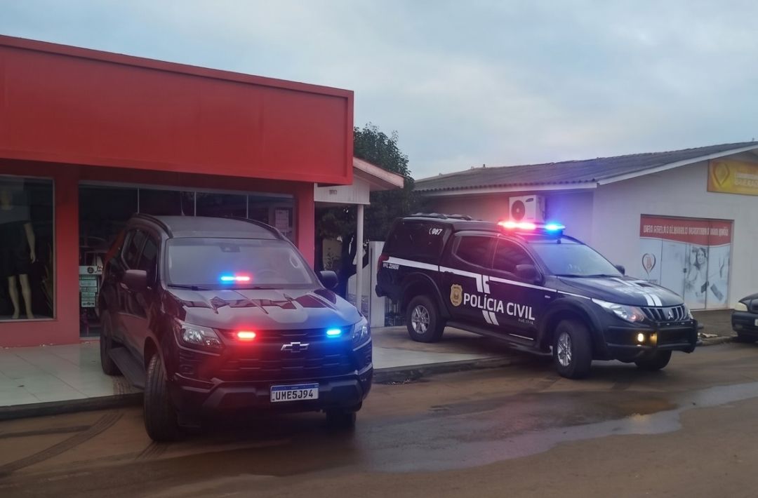 Viaturas da Polícia Civil alinhadas durante operação de repressão qualificada no interior do Paraná