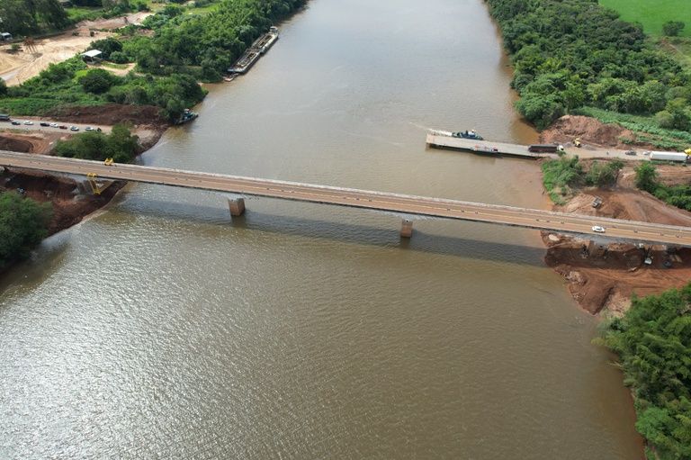 Ponte sobre o Rio Piquiri na BR-272 com veículos transitando após obras de recuperação.