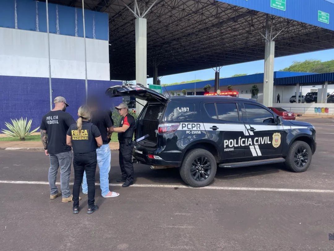 Viatura da Polícia Civil e agentes de segurança durante operação de transferência de preso na região de fronteira