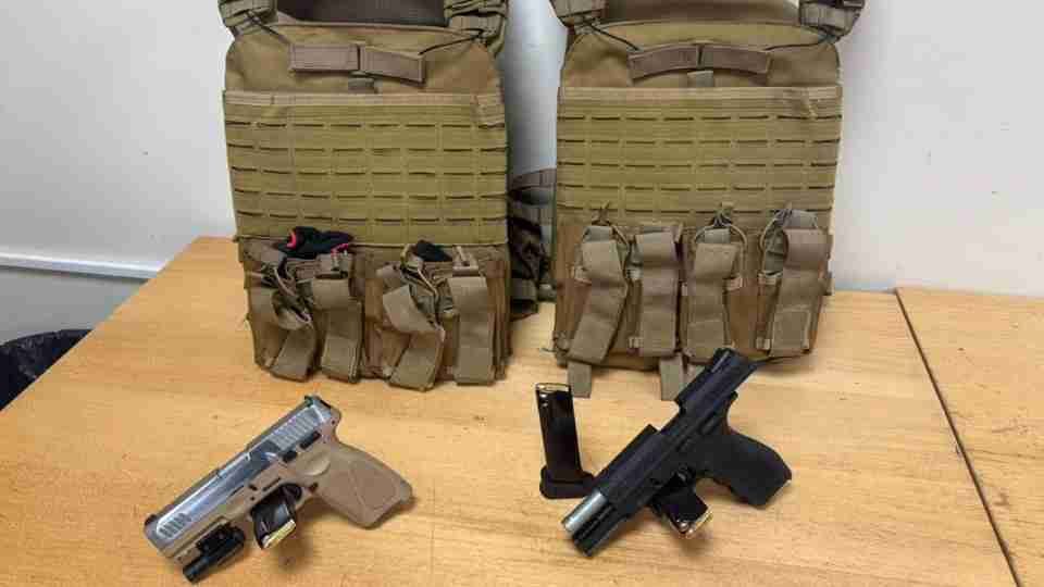 Viaturas policiais e agentes de segurança em operação na região de fronteira