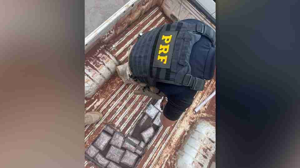 Caminhonete Chevrolet S10 prata abordada pela Polícia Rodoviária Federal durante fiscalização em rodovia do Paraná