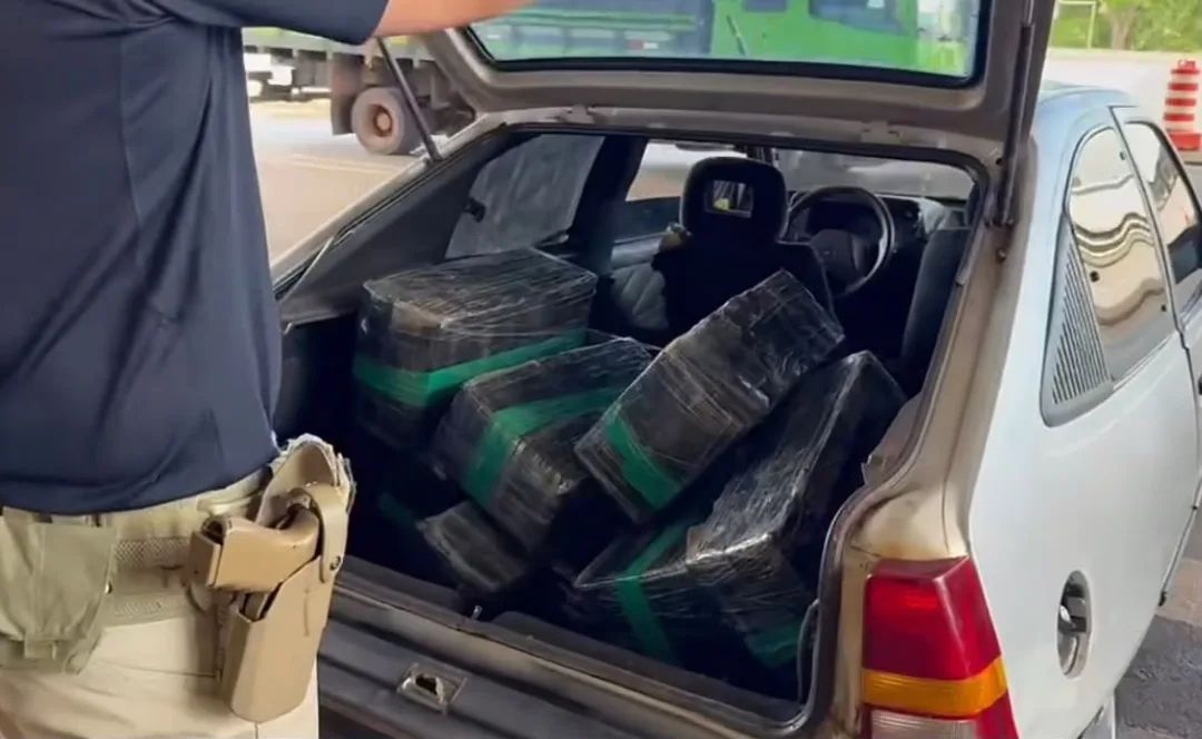 Veículo apreendido pela Polícia Rodoviária Federal com grande quantidade de maconha no porta-malas e bancos traseiros.