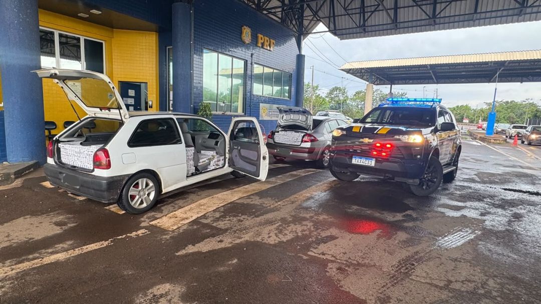Veículos apreendidos pela PRF com cigarros contrabandeados em Guaíra, Paraná.