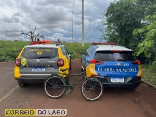 Policiais militares e guardas municipais em ação durante a apreensão de armas e prisão de suspeitos em São Miguel do Iguaçu.