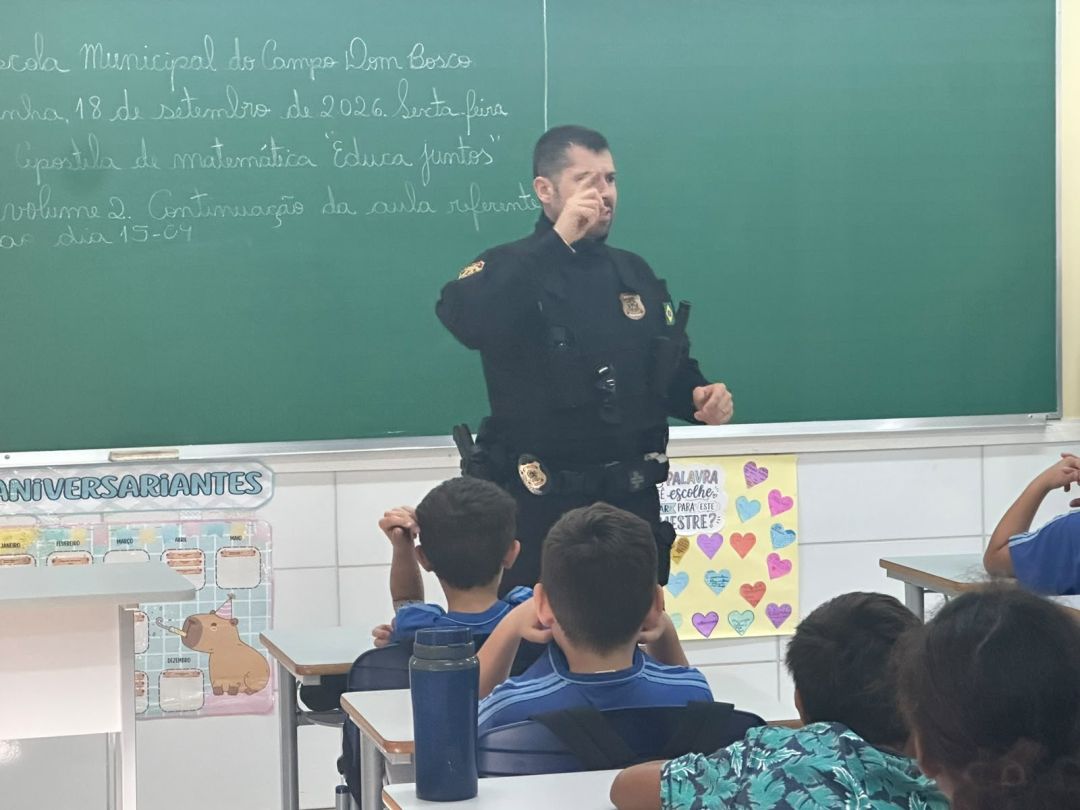 Alunos em sala de aula participando de atividades educativas do Programa Elos 2.0 em escola municipal