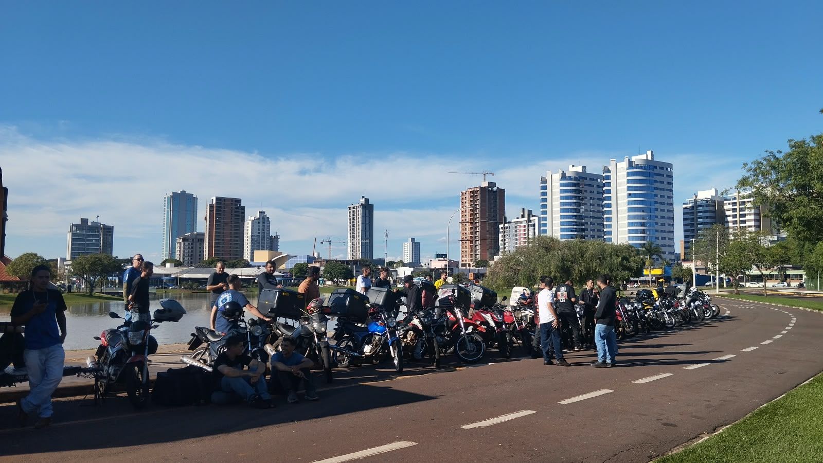 Dezenas de motocicletas de entregadores reunidas no entorno do Lago Municipal de Toledo durante manifestação da categoria