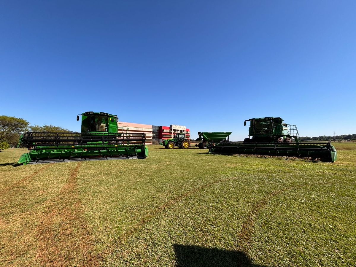 Estudantes de Agronomia da PUCPR Toledo observam colheitadeira John Deere em operação durante treinamento prático