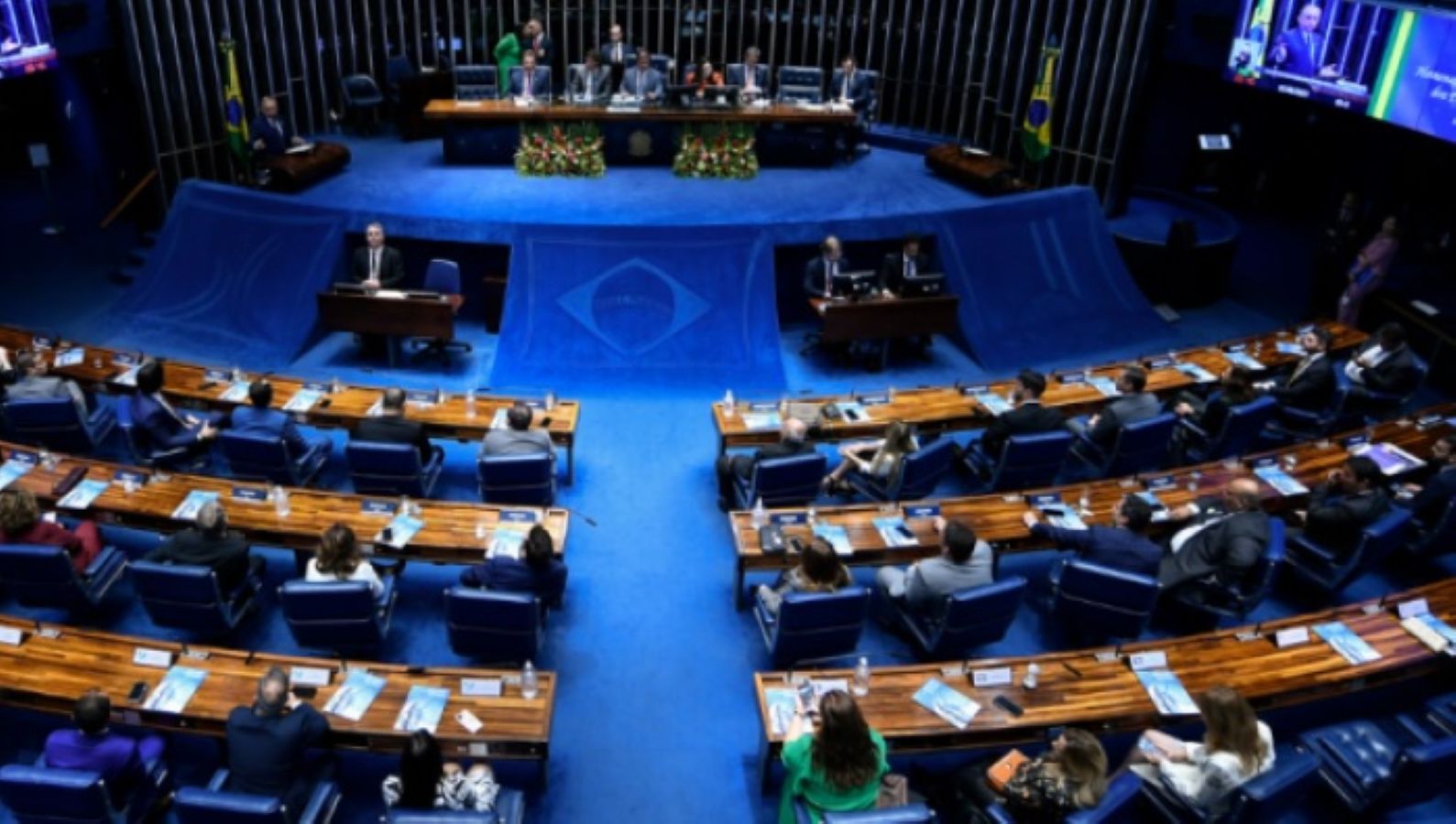 Deputado Nikolas Ferreira discursando em tribuna na Câmara dos Deputados.