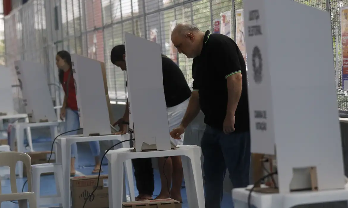 Eleitor votando na urna eletrônica em seção eleitoral durante o período de eleições no Brasil