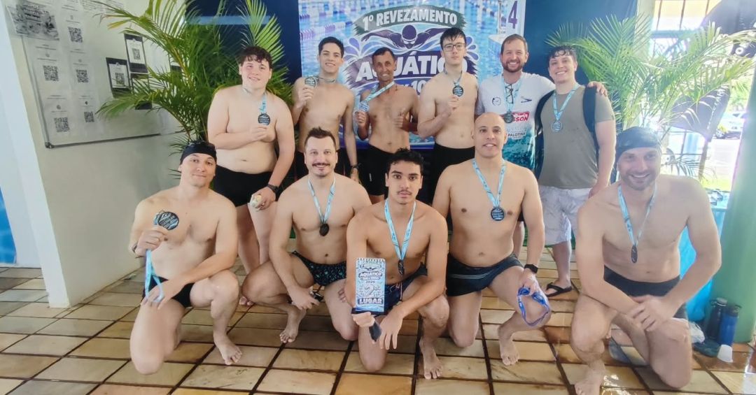 Nadadores competindo em revezamento aquático na Piscina Municipal Claus Fuchs em Toledo