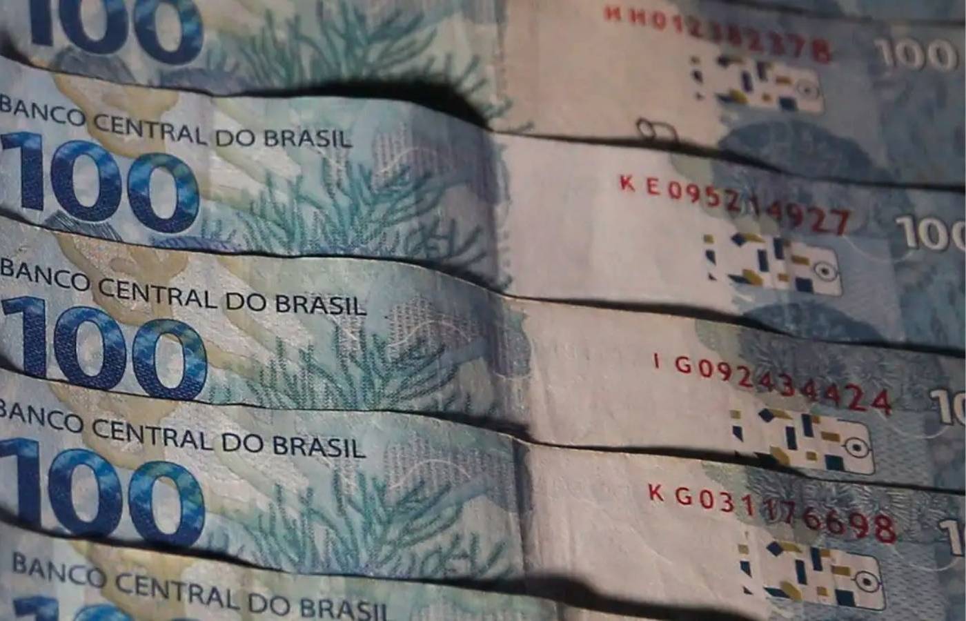 Trabalhador utilizando o aplicativo do FGTS no smartphone para consulta de valores financeiros em Toledo
