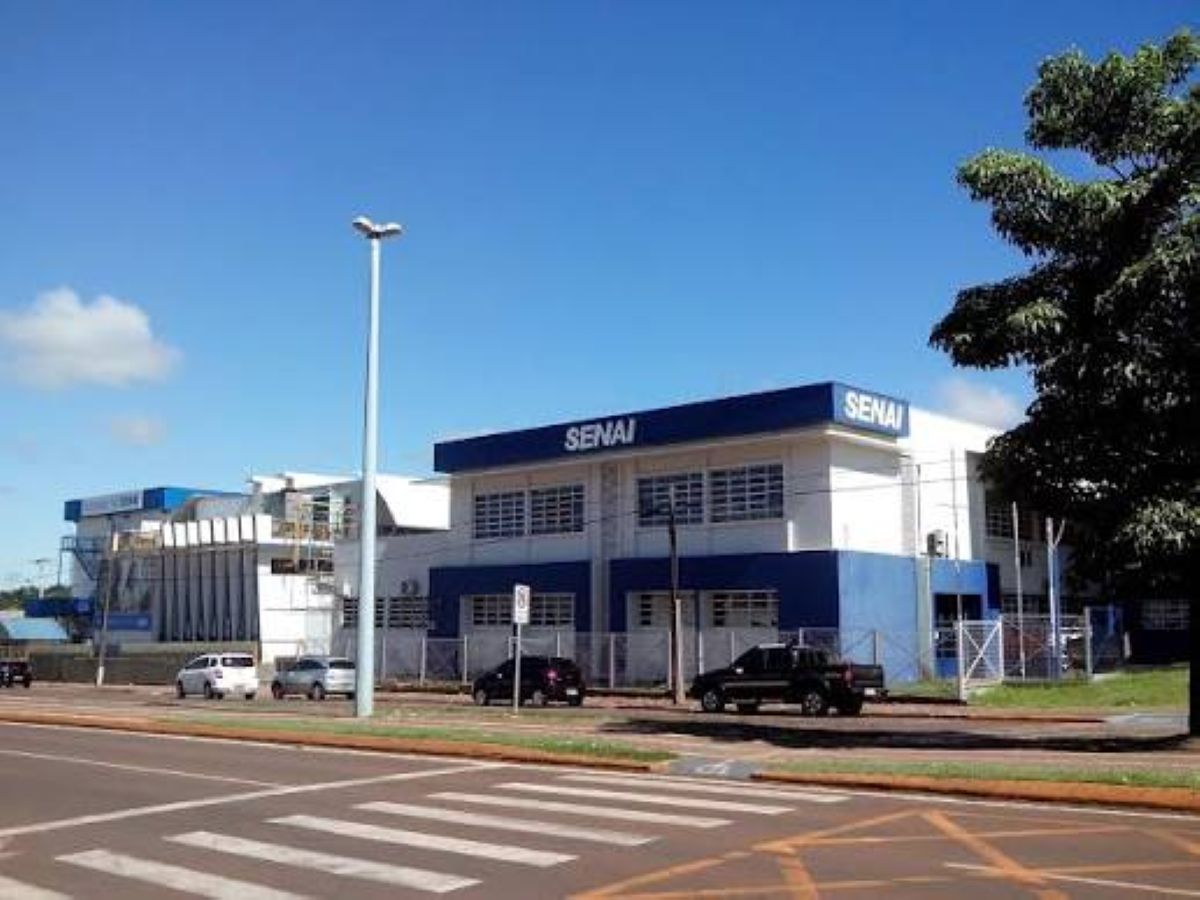 Profissionais e lideranças participam de debate sobre Segurança e Saúde no Trabalho em um auditório.