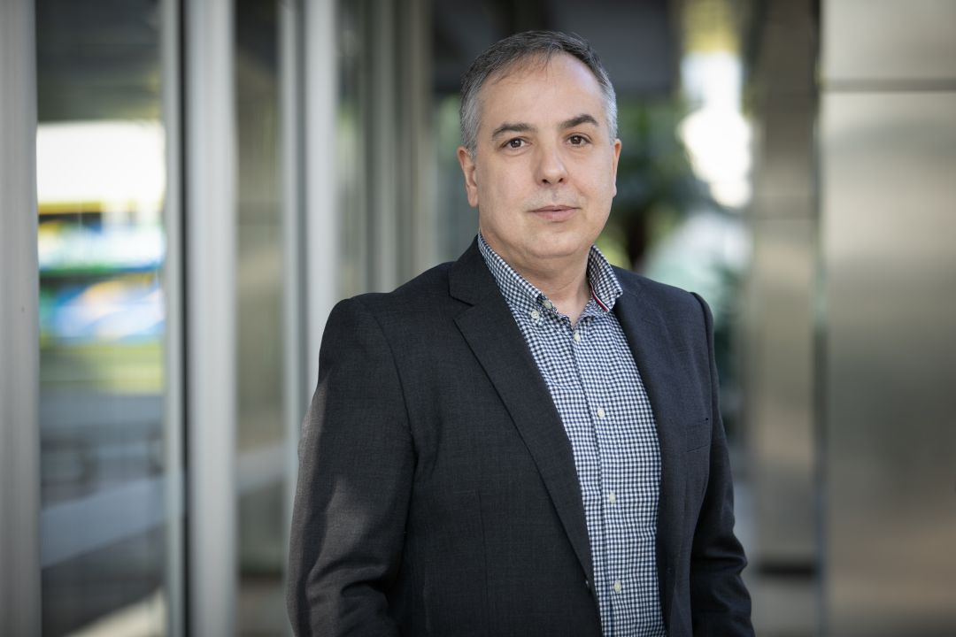 Moradores de Toledo analisando opções de planejamento financeiro e investimentos em ambiente corporativo