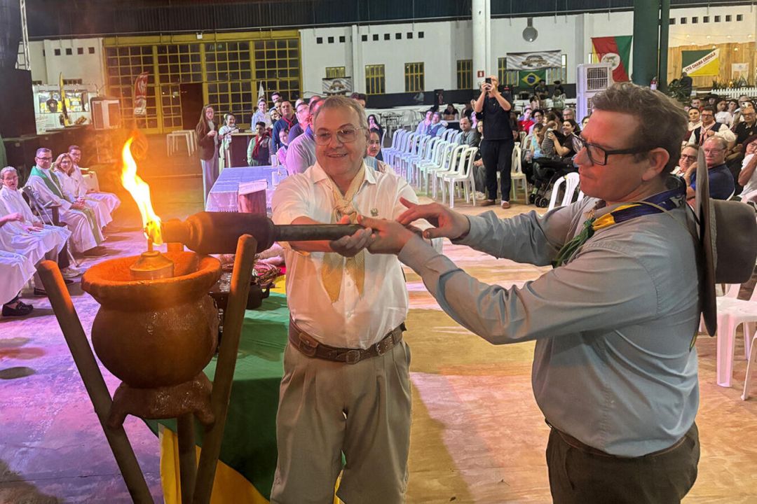 Cavalgada e autoridades conduzem a Chama Crioula no Centro de Eventos Ismael Sperafico durante a abertura da Semana Farroupilha em Toledo