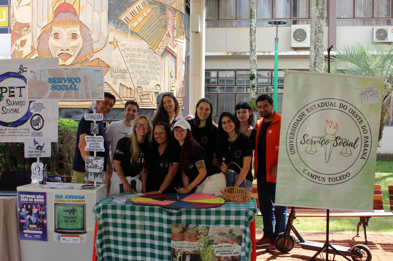 Estudantes e professores no campus da Unioeste em Toledo em atividade acadêmica e comunitária