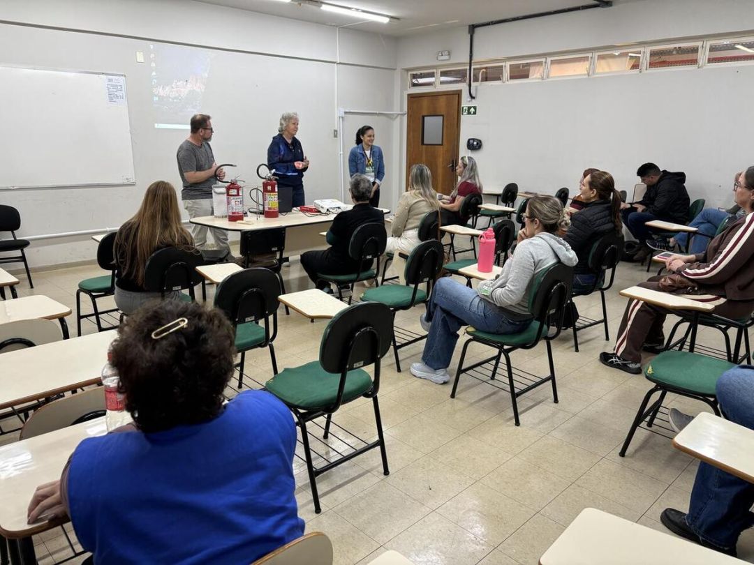 Servidores municipais participando de treinamento teórico de brigadistas na Escola de Administração Pública em Toledo
