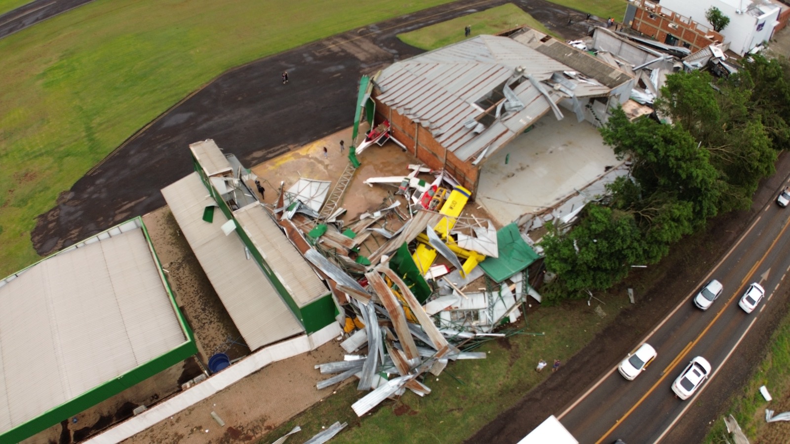 Estrutura metálica de hangar destruída pela força do vento na região do Aeroporto Municipal de Toledo