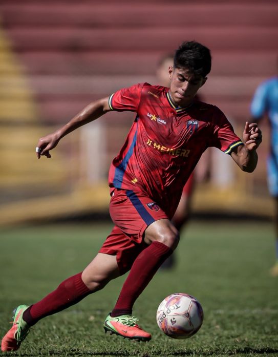 Jogadores do Toledo Esporte Clube em campo durante partida da Copa Paraná Sub-16