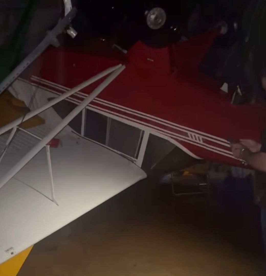 Destruição causada por temporal no aeroporto de Toledo com hangar arrancado e árvores caídas