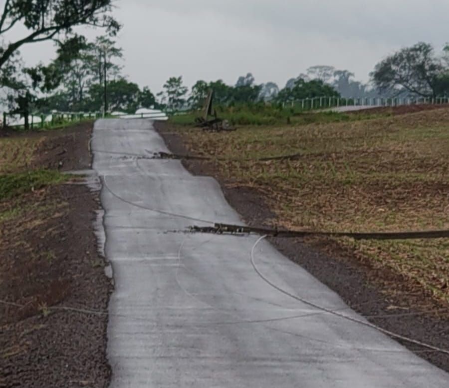 Cabos de alta tensão rompidos e postes caídos em estrada rural de Quatro Pontes após temporal