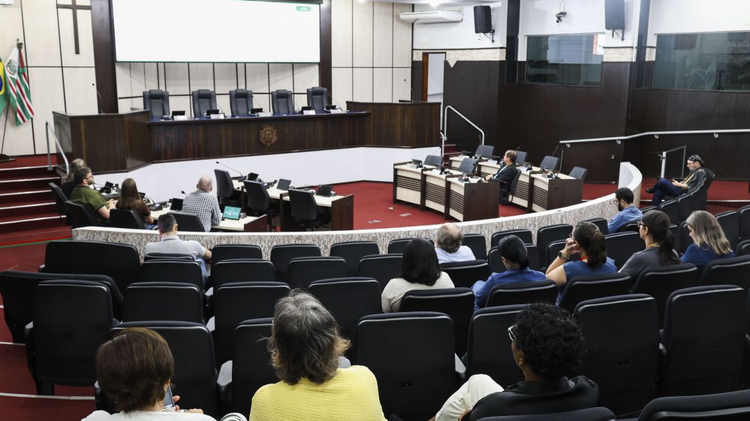Auditório e Plenário Edílio Ferreira da Câmara Municipal de Toledo durante a apresentação de contas do Toledoprev