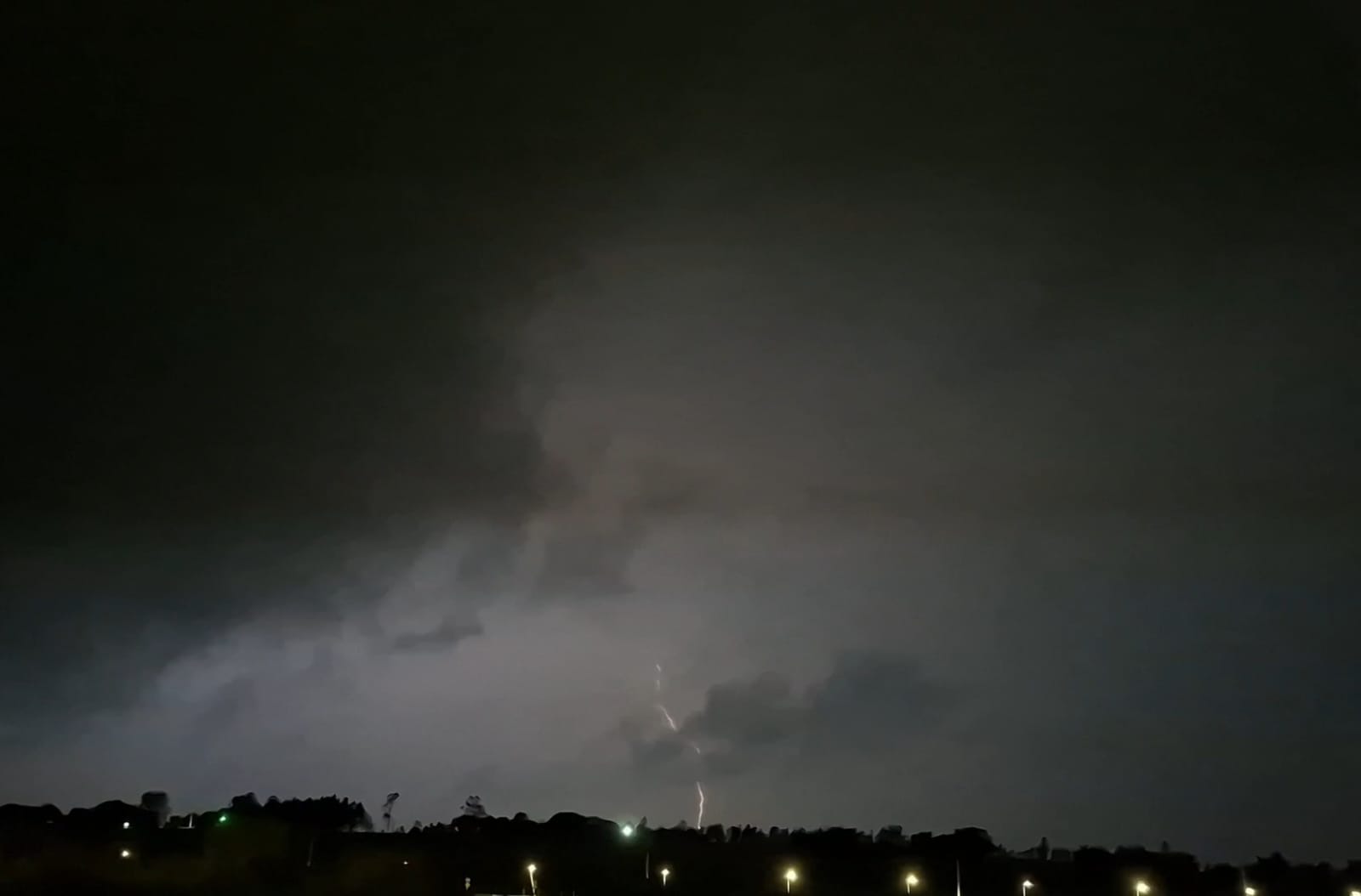 Céu nublado e ruas molhadas em Toledo após a passagem de forte temporal com rajadas de vento