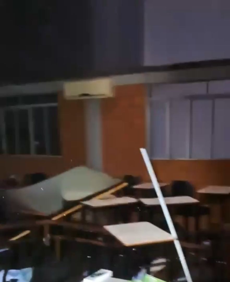 Escombros e destroços do hangar e sala de aula do Aeroclube de Toledo após vendaval na noite de terça-feira