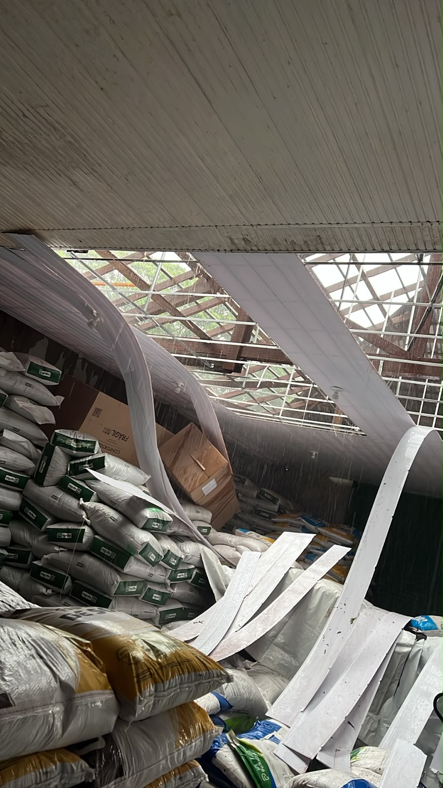 Escombros de hangares destruídos pelo vendaval no Aeroporto de Toledo com estruturas metálicas espalhadas