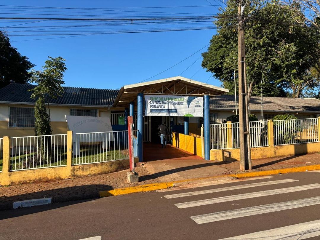 Fachada da Escola Municipal Presidente Tancredo de Almeida Neves em Toledo PR